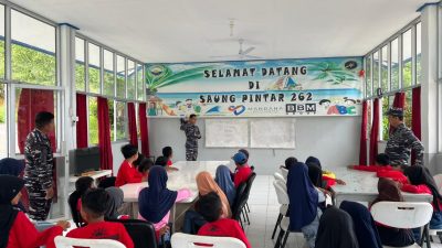 Prajurit KRI Bung Tomo-357 terlihat sedang asik mengajar dan berinteraksi dengan anak-anak di Saung Pintar Sabang Mawang,menciptakan momen belajar yang penuh semangat dan keceriaan.