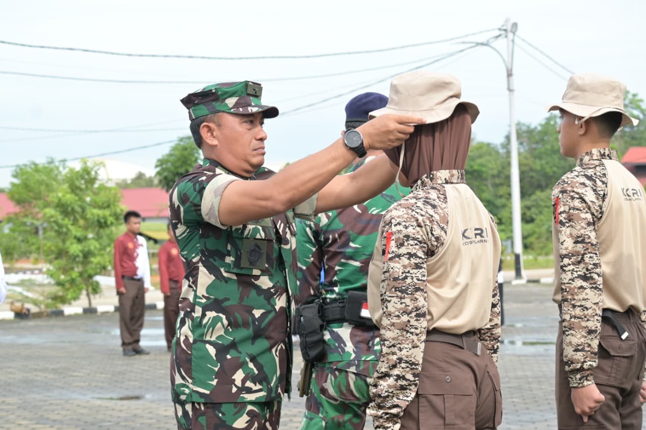 Kunjungan ke KRI dr. Suharso-990 Perkuat Wawasan Kemaritiman