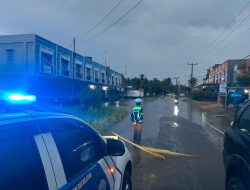 Polres Natuna Bergerak Cepat Tangani Genangan Air dan Rawan Kemacetan Pasca Hujan Deras