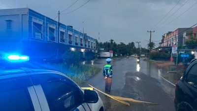 Tim Satlantas Polres Natuna melakukan peninjauan di lokasi genangan air. (Dok. Humas Polres Natuna)