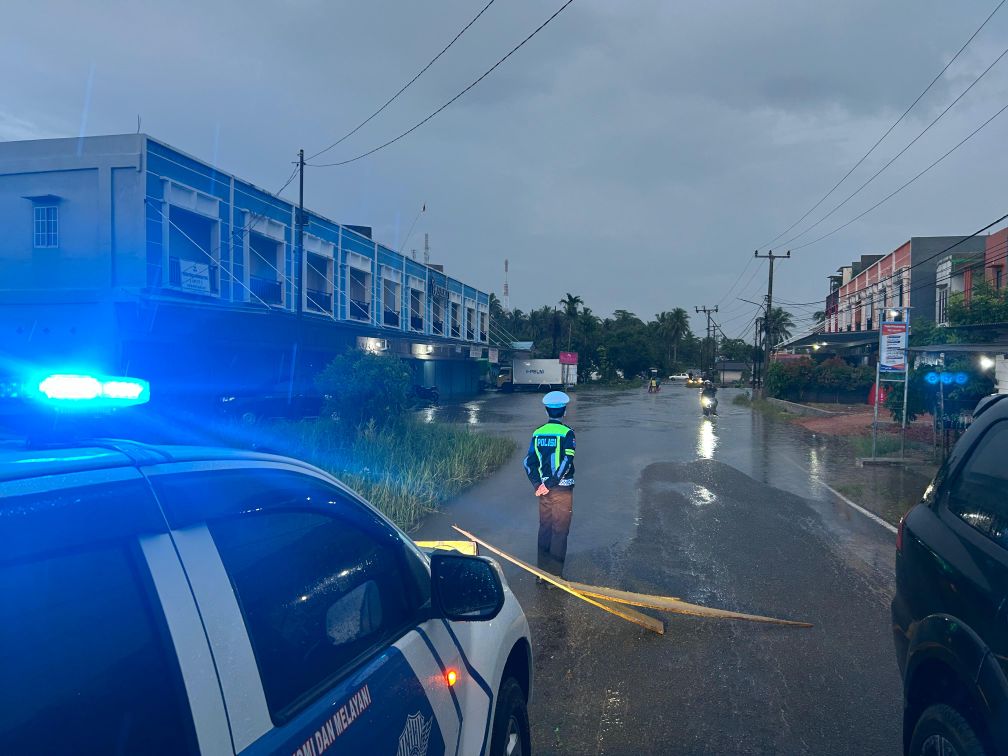 Tim Satlantas Polres Natuna melakukan peninjauan di lokasi genangan air. (Dok. Humas Polres Natuna)