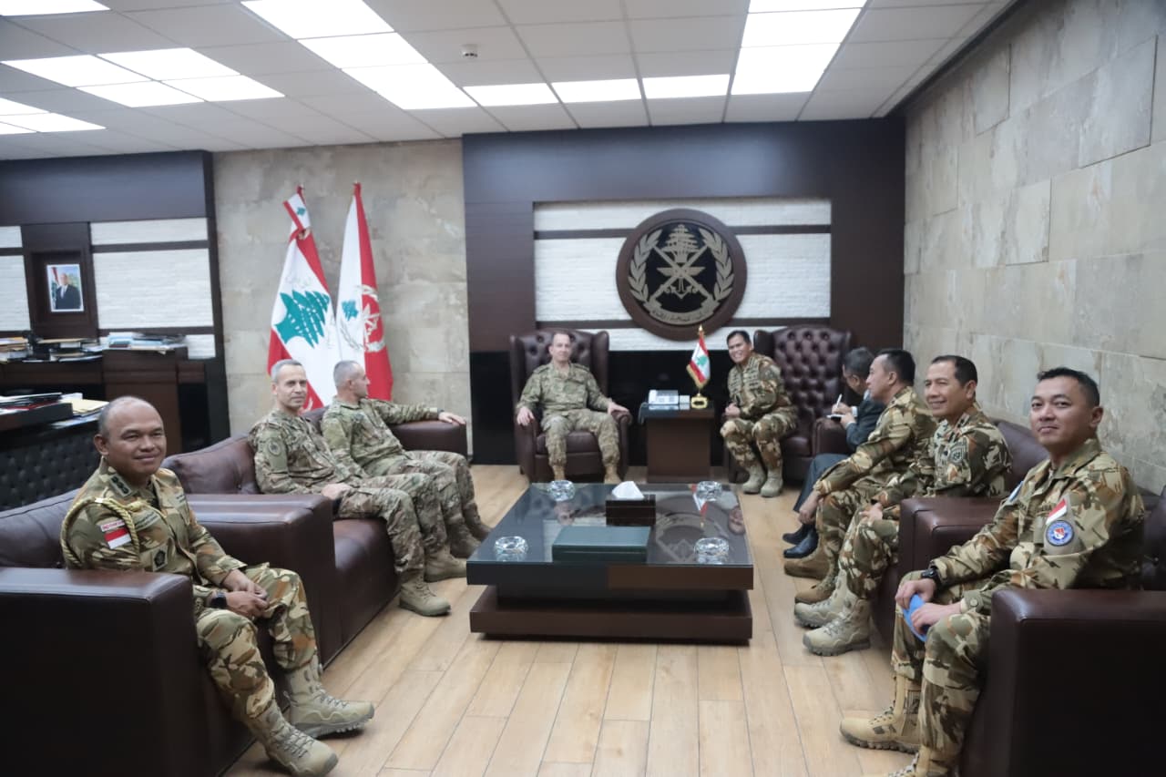 Kepala Staf TNI Angkatan Laut (KSAL) Laksamana Muhammad Ali diterima dengan hangat oleh Asisten Sekretaris Jenderal Perserikatan Bangsa-Bangsa (PBB), Khaled Khiari, di kantornya di Yarzeh, Lebanon.