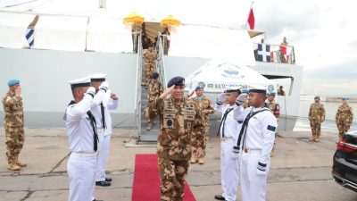 United Nations Medal” dalam sebuah upacara militer yang khidmat di Geladak Heli KRI Sultan Iskandar Muda-367, Port of Beirut, Lebanon, Senin (25/11).