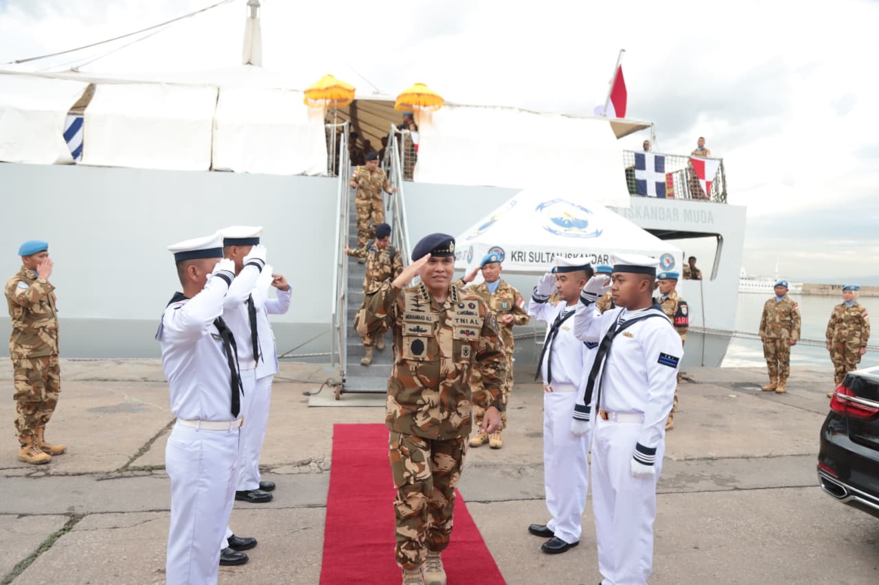 United Nations Medal” dalam sebuah upacara militer yang khidmat di Geladak Heli KRI Sultan Iskandar Muda-367, Port of Beirut, Lebanon, Senin (25/11).
