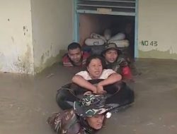 Atas Arahan Kasal Muhammad Ali, Prajurit Marinir Evakuasi Warga Terjebak Banjir Bandang Sumut