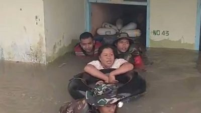 Atas Perintah Kasal Muhammad Ali, Prajurit Marinir Evakuasi Warga Terjebak Banjir