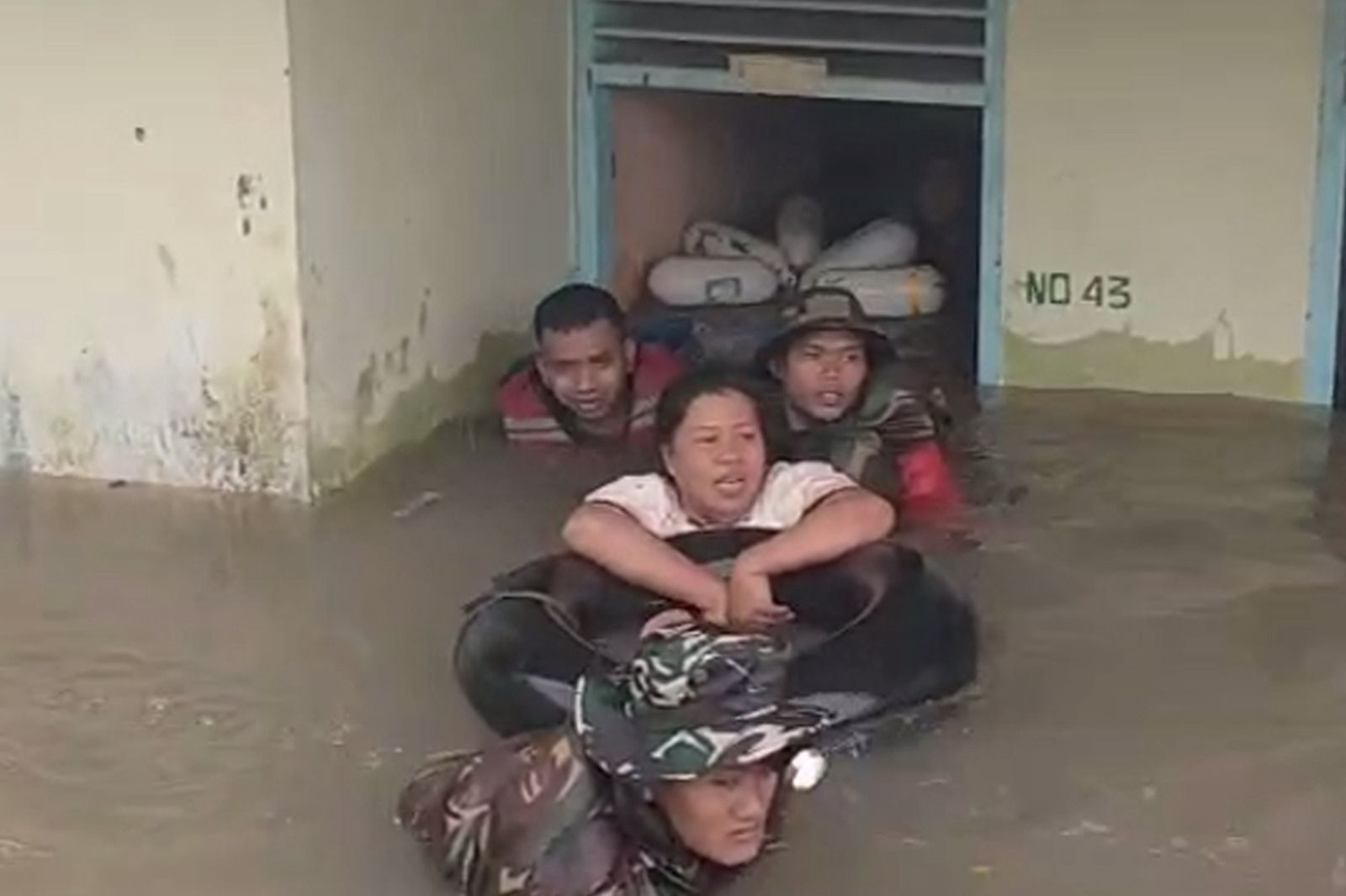 Atas Perintah Kasal Muhammad Ali, Prajurit Marinir Evakuasi Warga Terjebak Banjir