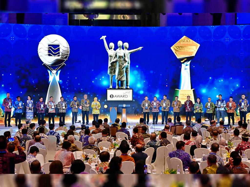 Kepala Staf Angkatan Laut (Kasal) Laksamana TNI Dr. Muhammad Ali menerima penghargaan bergengsi Bank Indonesia Special Award 2025