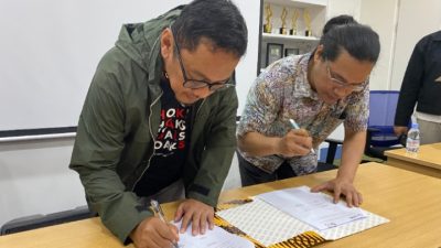 Penandatanganan MoU antara Koalisi Cek Fakta dan ICT Watch.