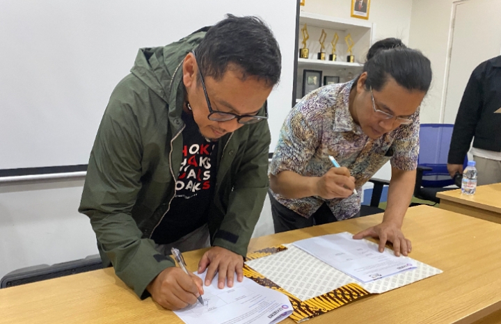 Penandatanganan MoU antara Koalisi Cek Fakta dan ICT Watch.