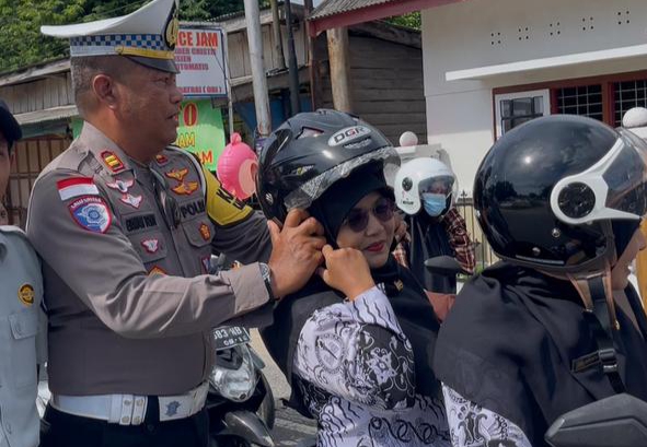 IPTU Erwan Toni, Kasat Lantas Polres Natuna, memimpin secara langsung kegiatan pembagian helm dan sosialisasi keselamatan berlalu lintas