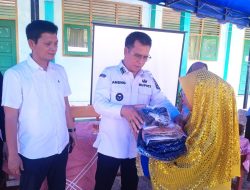 Bupati dan Wabup Serahkan Bantuan Seragam ke MTs di Jemaja