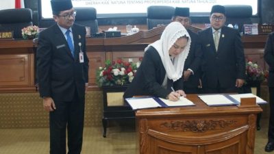 Dewan Perwakilan Rakyat Daerah (DPRD) Kabupaten Natuna bersama Pemerintah Kabupaten Natuna menandatangani Kesepakatan Bersama tentang Program Pembentukan Peraturan Daerah (Propemperda) Tahun 2026,