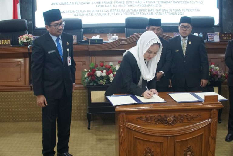 Dewan Perwakilan Rakyat Daerah (DPRD) Kabupaten Natuna bersama Pemerintah Kabupaten Natuna menandatangani Kesepakatan Bersama tentang Program Pembentukan Peraturan Daerah (Propemperda) Tahun 2026,