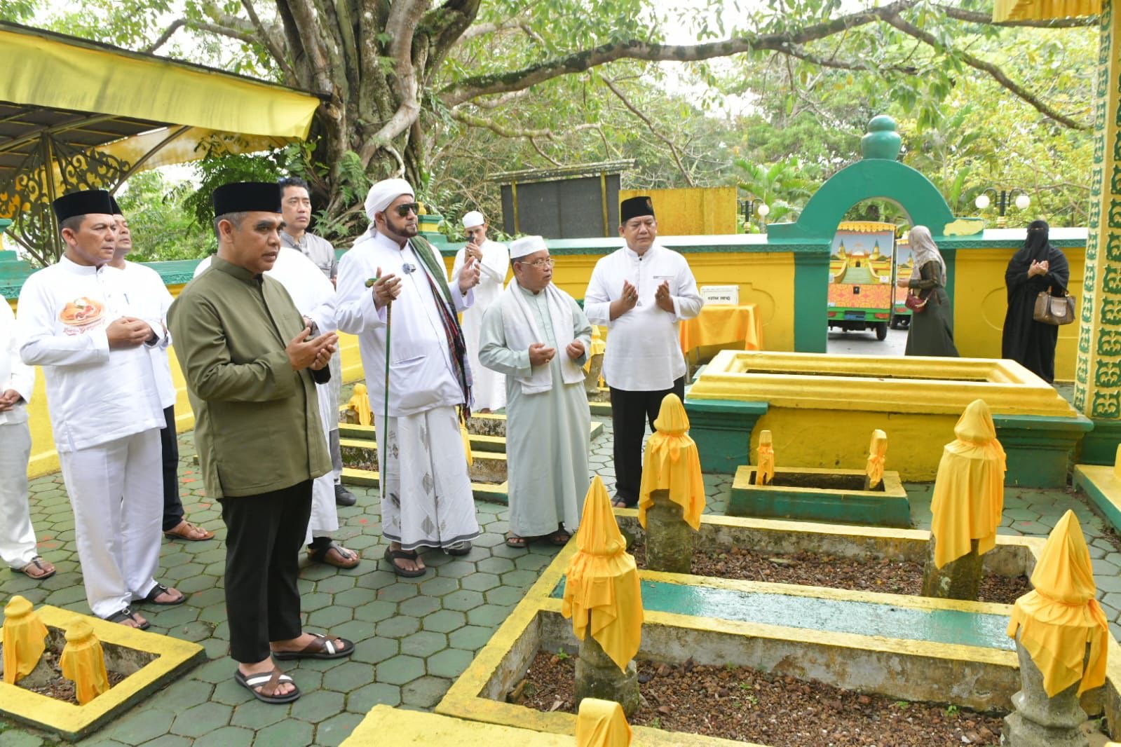 Ketua MPR RI, Ahmad Muzani, bersama tokoh ulama kondang, Habib Syech bin Abdul Qodir Assegaf, ke Pulau Penyengat, Kepulauan Riau, Jumat (14/11/2025).