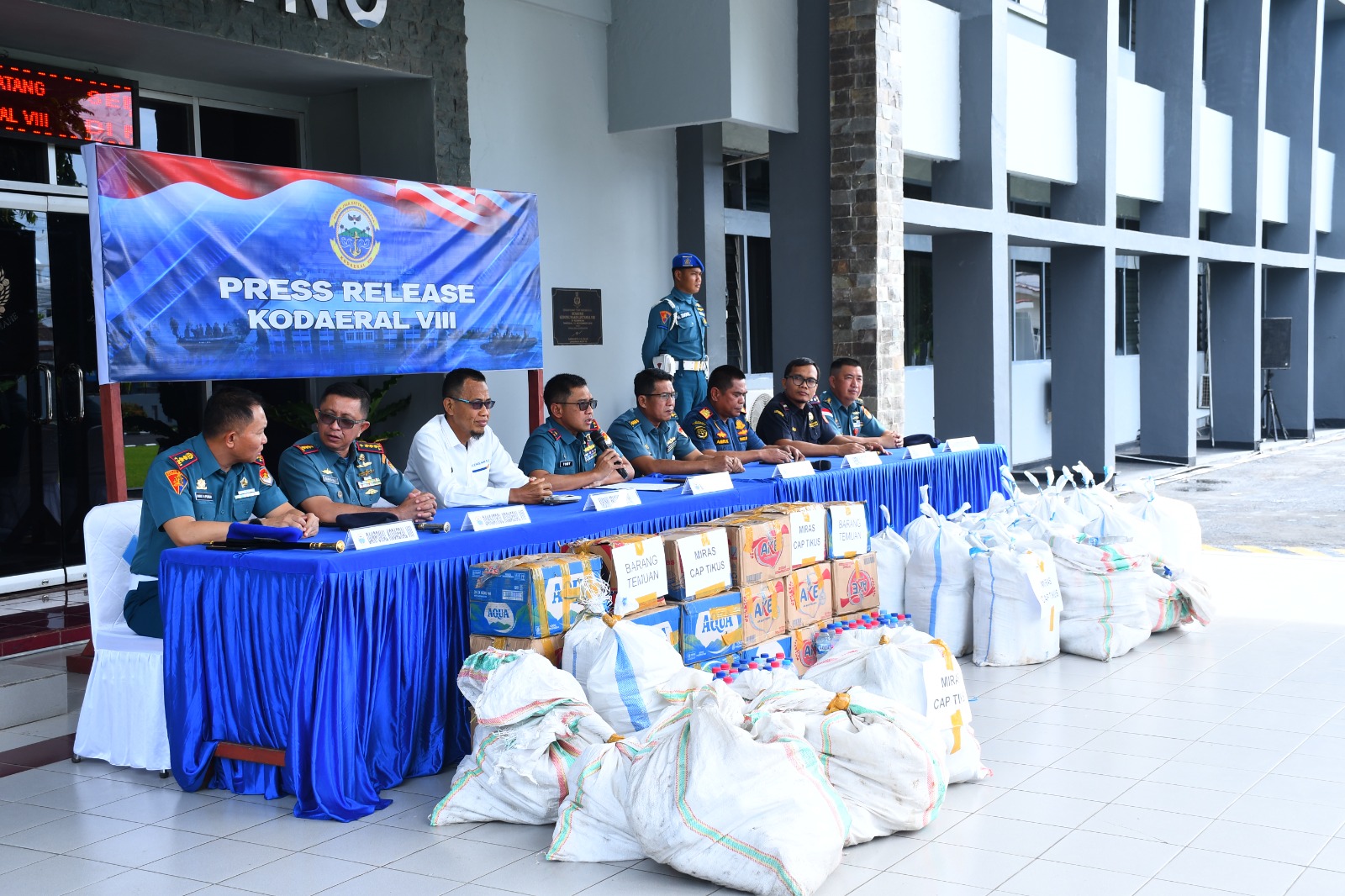 Satuan Quick Response (QR-8) Komando Daerah Angkatan Laut (Kodaeral) VIII berhasil menggagalkan aksi penyelundupan minuman keras tradisional jenis Cap Tikus ribuan liter