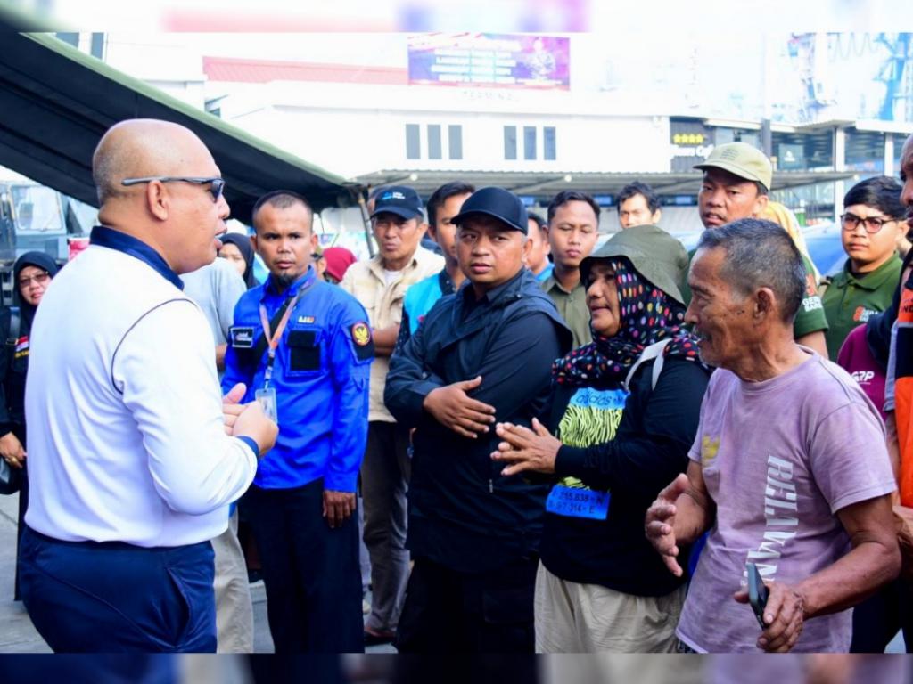 DARI DERMAGA KOLINLAMIL, ARUS SOLIDARITAS MENGALIR KE TANAH SUMATERA