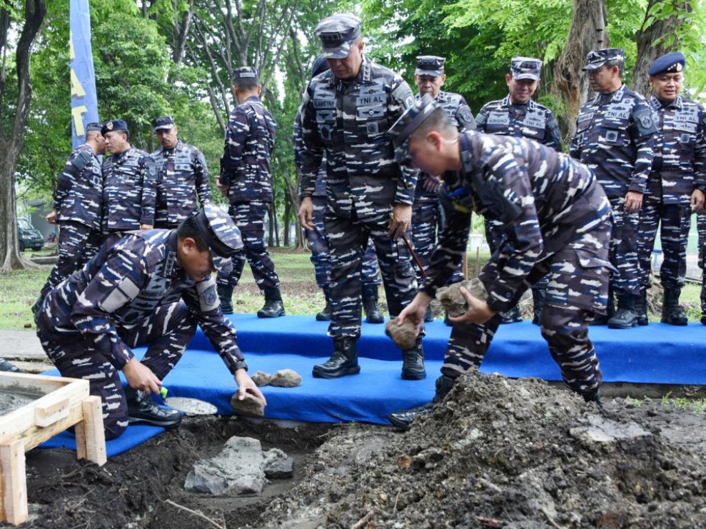 Lapangan Tenis di Komando Pembinaan Doktrin, Pendidikan, dan Latihan TNI AL (Kodiklatal), Surabaya.