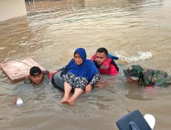 Hari Ke 8 Pasca Banjir dan Longsor, Marinir Tembus Genangan Evakuasi Warga Terisolasi di Langkat