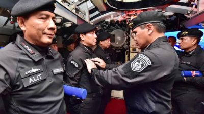 Dalam sebuah upacara militer penuh khidmat yang digelar di atas geladak KRI Nagapasa-403, Kepala Staf Angkatan Laut (Kasal) Laksamana TNI Dr. Muhammad Ali menganugerahkan Brevet Kehormatan Hiu Kencana