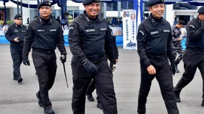 menyematkan Brevet Kehormatan Hiu Kencana tanda kehormatan tertinggi Satuan Kapal Selam kepada delapan perwira tinggi TNI.