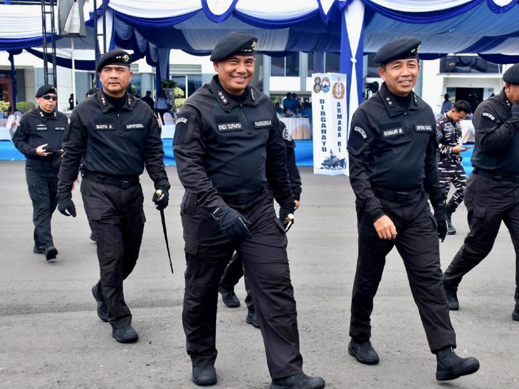 menyematkan Brevet Kehormatan Hiu Kencana  tanda kehormatan tertinggi Satuan Kapal Selam  kepada delapan perwira tinggi TNI.