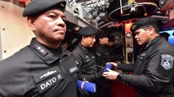 Disematkan Oleh Kasal, Pangkoarmada II Terima Brevet Kehormatan Hiu Kencana