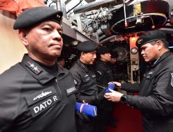 Disematkan Oleh Kasal, Pangkoarmada II Terima Brevet Kehormatan Hiu Kencana