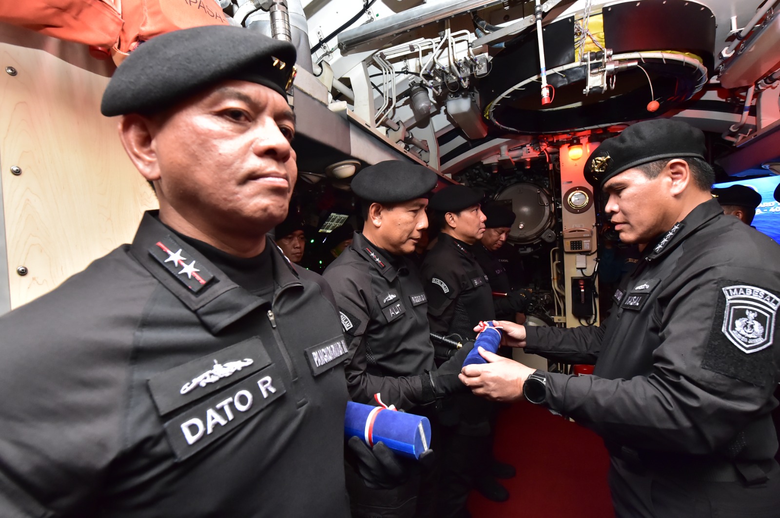 Laksamana TNI Dr. Muhammad Ali secara langsung menyematkan Brevet Kehormatan Hiu Kencana kepada Panglima Komando Armada II (Pangkoarmada II), Laksda TNI I G. P. Alit Jaya, S.H., M.Si.