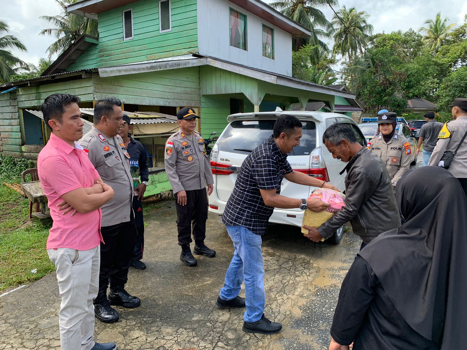 Bantuan Sembako untuk 10 Kepala Keluarga