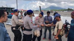 Polairud Natuna Bagikan Paket Makanan di Pelabuhan Penagi, Sinergi Jaga Kamtibmas Pesisir