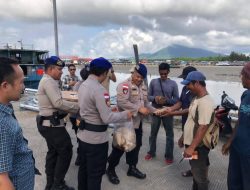 Polairud Natuna Bagikan Paket Makanan di Pelabuhan Penagi, Sinergi Jaga Kamtibmas Pesisir