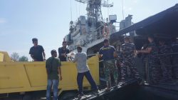 TNI AL Dukung Penuh Penanggulangan Bencana, KRI Semarang 594 Distribusikan Bantuan ke Padang