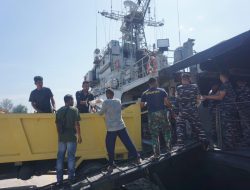 TNI AL Dukung Penuh Penanggulangan Bencana, KRI Semarang 594 Distribusikan Bantuan ke Padang