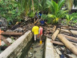TNI AL Bergerak Cepat Bersihkan Sampah  di Pulau Midai, Cegah Potensi Banjir Lokal