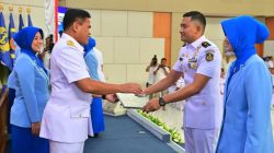 Kepala Staf TNI Angkatan Laut (Kasal) Laksamana TNI Dr. Muhammad Ali secara resmi menutup Pendidikan Reguler Sekolah Staf dan Komando Angkatan Laut