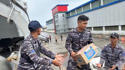 KRI Teluk Banten-516 berhasil melaksanakan debarkasi (pembongkaran) bantuan kemanusiaan