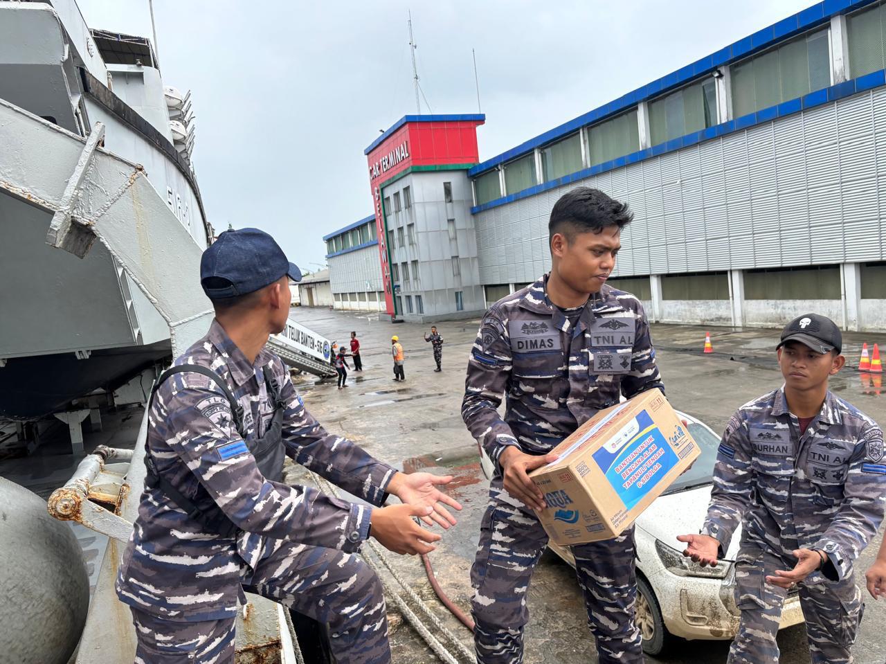 KRI Teluk Banten-516 berhasil melaksanakan debarkasi (pembongkaran) bantuan kemanusiaan