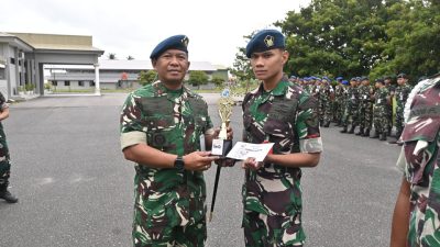 Komandan Lanud Raden Sadjad (Danlanud RSA) Natuna, Marsekal Pertama TNI Onesmus Gede Rai Aryadi, S.E., M.M., M.Han., secara langsung menyerahkan penghargaan