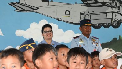 Komandan Pangkalan TNI Angkatan Udara (Lanud) Raden Sadjad, Marsekal Pertama TNI Onesmus Gede Rai Aryadi, S.E., M.M., M.Han., bersama Ketua PIA Ardhya Garini Cabang 9/D.I, Ny. Marni Onesmus Pasaribu