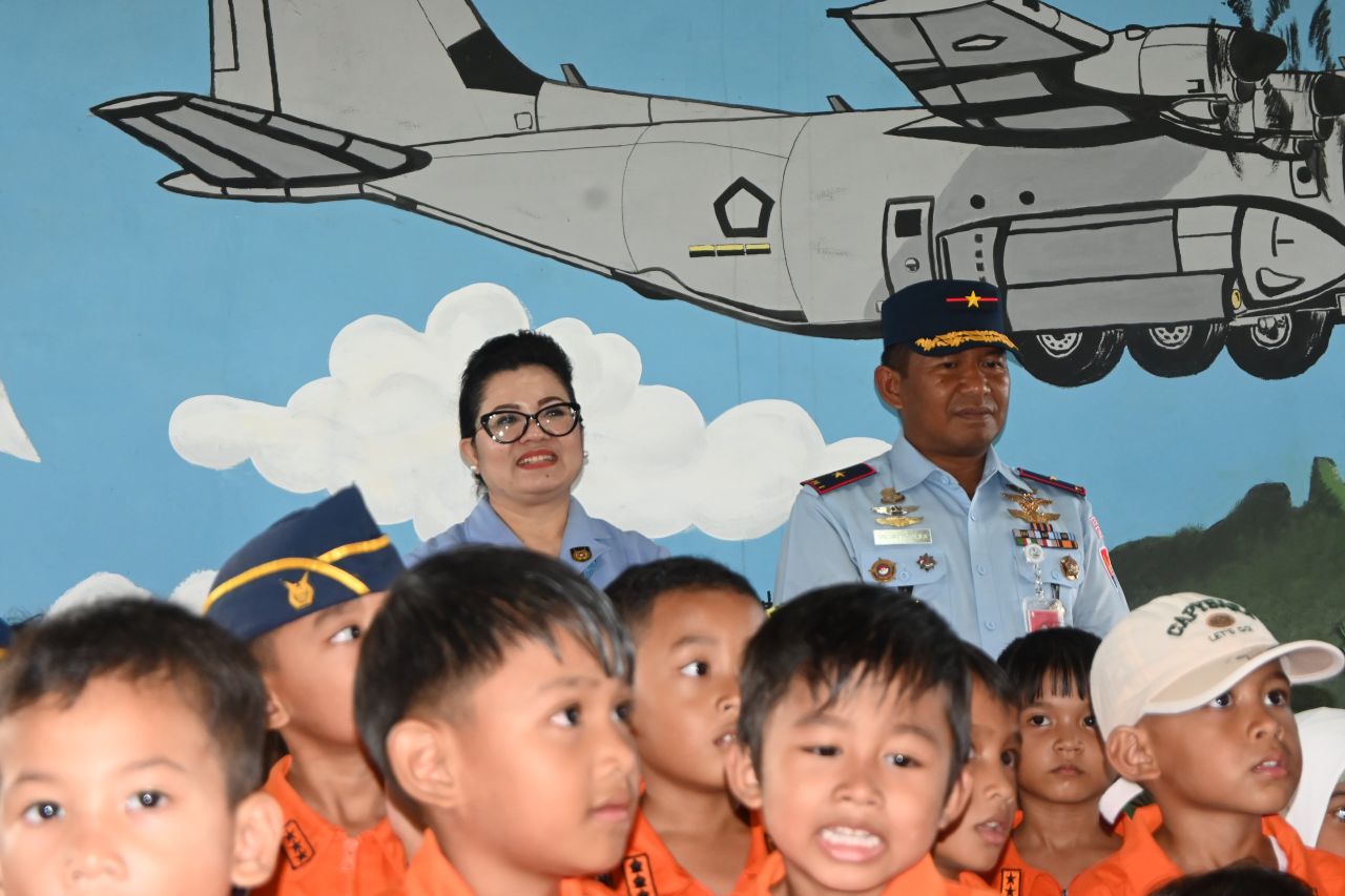 Komandan Pangkalan TNI Angkatan Udara (Lanud) Raden Sadjad, Marsekal Pertama TNI Onesmus Gede Rai Aryadi, S.E., M.M., M.Han., bersama Ketua PIA Ardhya Garini Cabang 9/D.I, Ny. Marni Onesmus Pasaribu