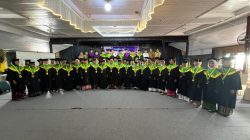 95 lansia yang, dengan penuh semangat, mengenakan toga dan menerima ijazah tanda kelulusan