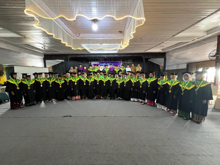 95 lansia yang, dengan penuh semangat, mengenakan toga dan menerima ijazah tanda kelulusan