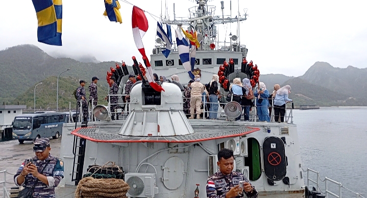 KRI Imam Bonjol-383 yang bersandar di Dermaga Fasilitas Labuh (Faslabuh) Selat Lampa.