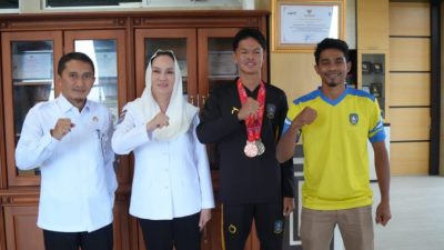 Bupati Cen Sui Lan foto bersama para atlet dan Kepala Dinas Pemuda dan Olahraga (Dispora) Kabupaten Natuna Hikmatul Arif, SE
