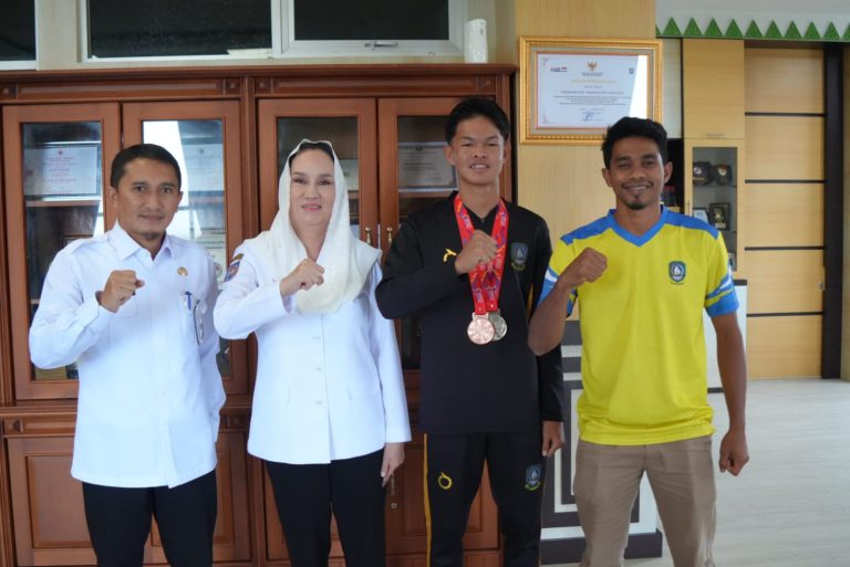 Bupati Cen Sui Lan foto bersama para atlet dan Kepala Dinas Pemuda dan Olahraga (Dispora) Kabupaten Natuna Hikmatul Arif, SE