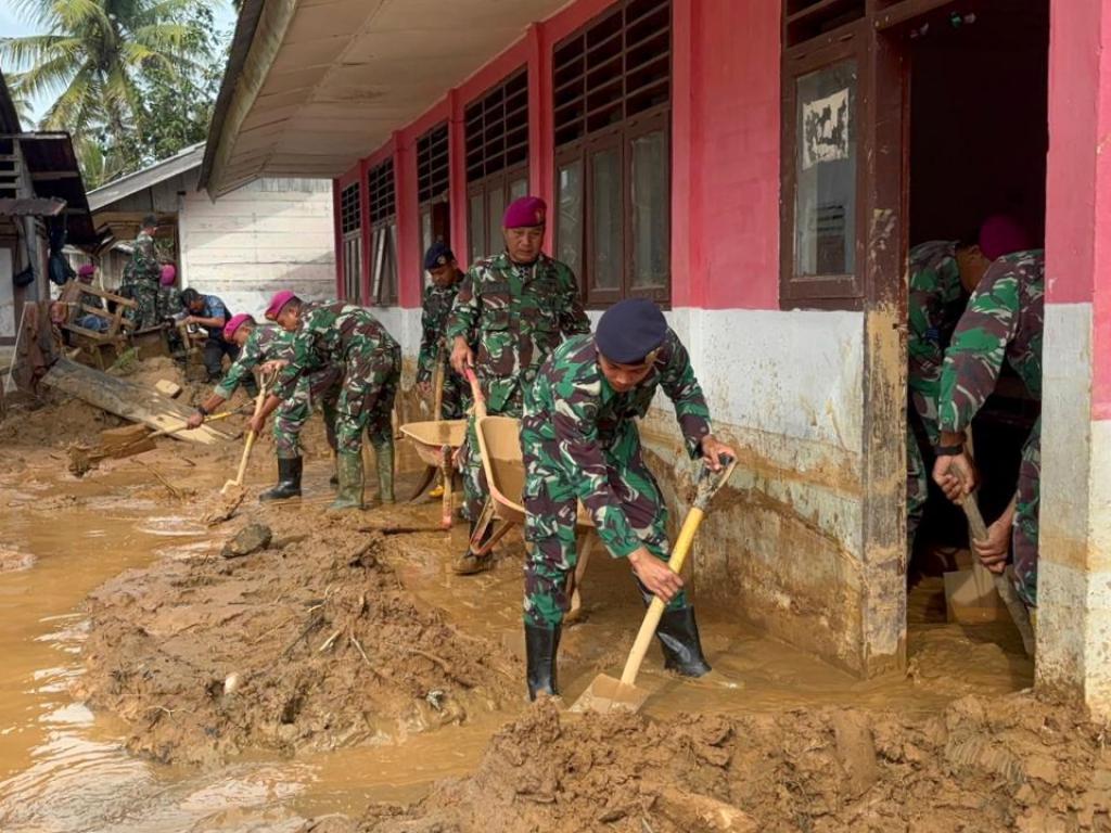 aksi gotong royong pemulihan terus bergulir. Di garis depan, Pasukan TNI AL