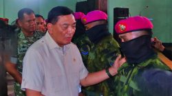 Menteri Pertahanan Republik Indonesia, Jenderal TNI (Purn.) Dr. Sjafrie Sjamsoeddin, M.B.A., bersama Panglima TNI Jenderal TNI Agus Subiyanto, S.E., M.Si., kepada 115 prajurit TNI terpilih dari berbagai satuan dalam sebuah upacara khidmat, Jumat (2/1).