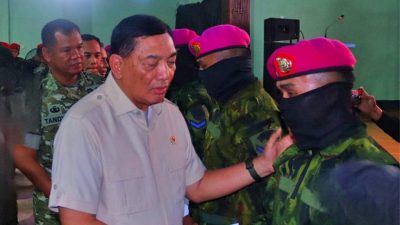 Menteri Pertahanan Republik Indonesia, Jenderal TNI (Purn.) Dr. Sjafrie Sjamsoeddin, M.B.A., bersama Panglima TNI Jenderal TNI Agus Subiyanto, S.E., M.Si., kepada 115 prajurit TNI terpilih dari berbagai satuan dalam sebuah upacara khidmat, Jumat (2/1).