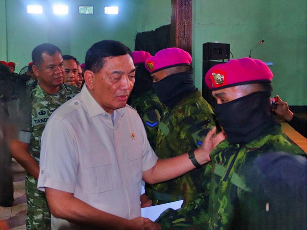 Menteri Pertahanan Republik Indonesia, Jenderal TNI (Purn.) Dr. Sjafrie Sjamsoeddin, M.B.A., bersama Panglima TNI Jenderal TNI Agus Subiyanto, S.E., M.Si., kepada 115 prajurit TNI terpilih dari berbagai satuan dalam sebuah upacara khidmat, Jumat (2/1).